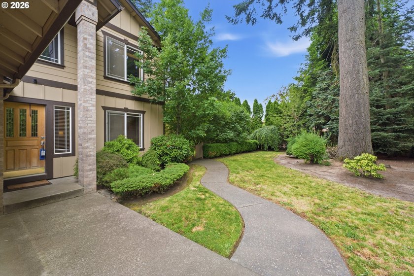 Welcome to this beautifully maintained, two-story traditional - photo 3