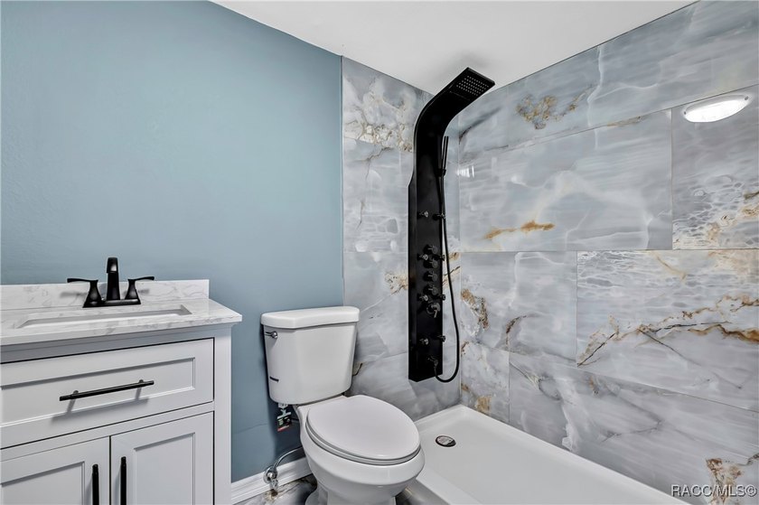 This beautifully renovated mobile home in Homosassa offers a - photo 11