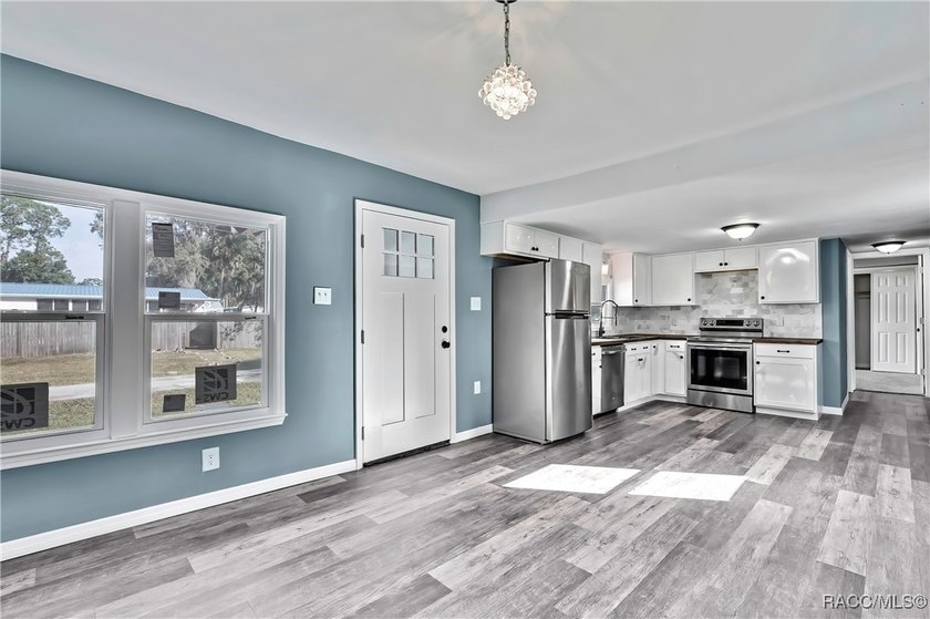 This beautifully renovated mobile home in Homosassa offers a - photo 14