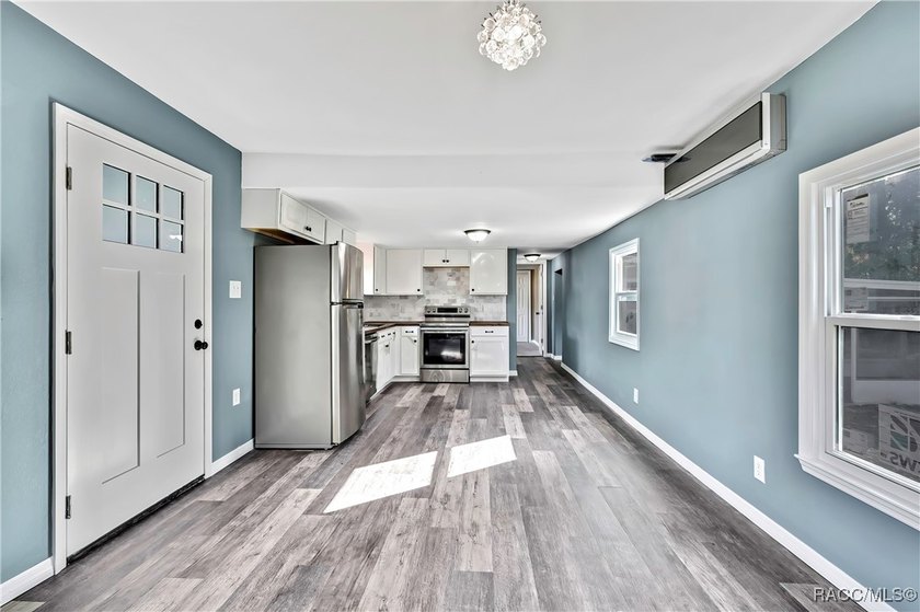 This beautifully renovated mobile home in Homosassa offers a - photo 15