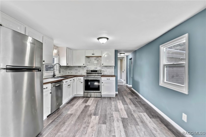 This beautifully renovated mobile home in Homosassa offers a - photo 17