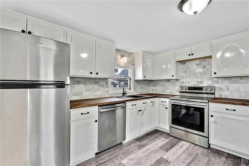 This beautifully renovated mobile home in Homosassa offers a - photo 18