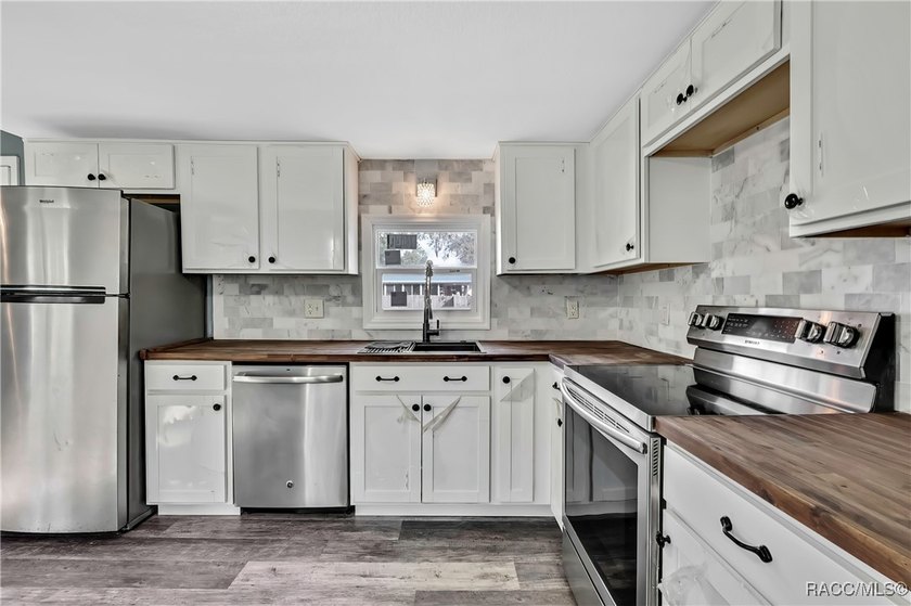 This beautifully renovated mobile home in Homosassa offers a - photo 19