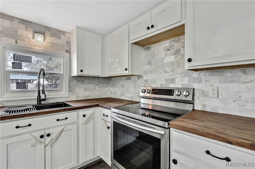 This beautifully renovated mobile home in Homosassa offers a - photo 20