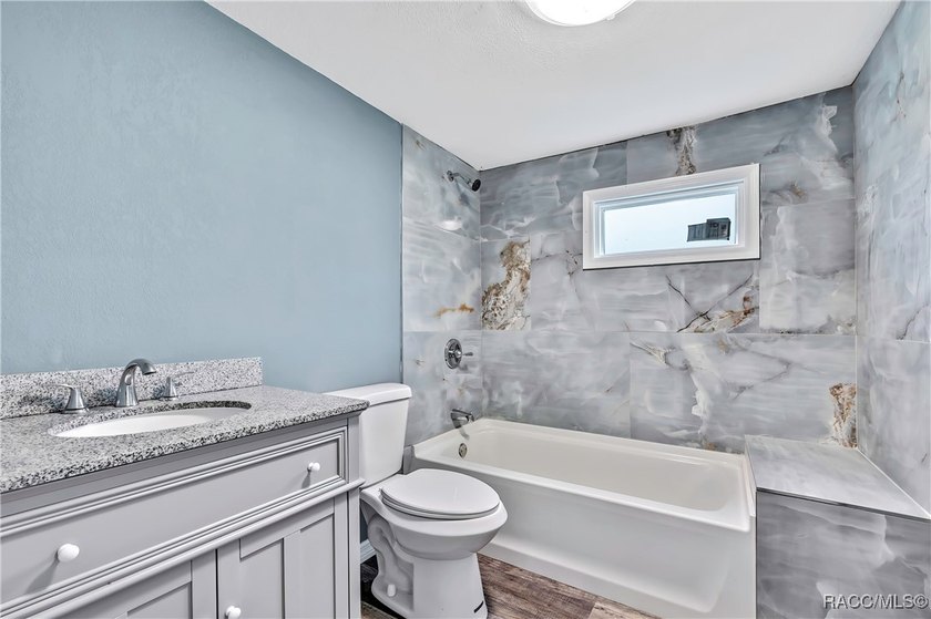 This beautifully renovated mobile home in Homosassa offers a - photo 25