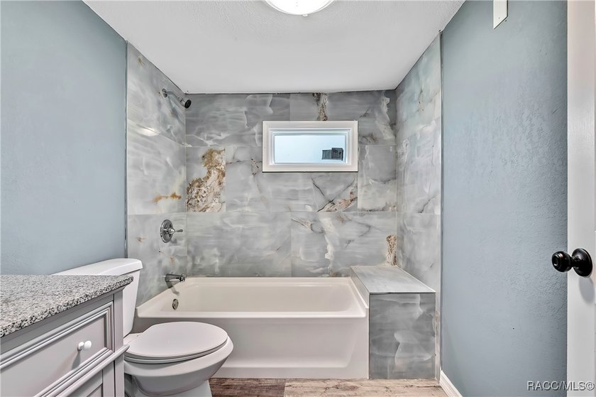 This beautifully renovated mobile home in Homosassa offers a - photo 26