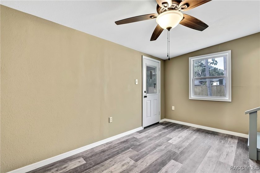 This beautifully renovated mobile home in Homosassa offers a - photo 30