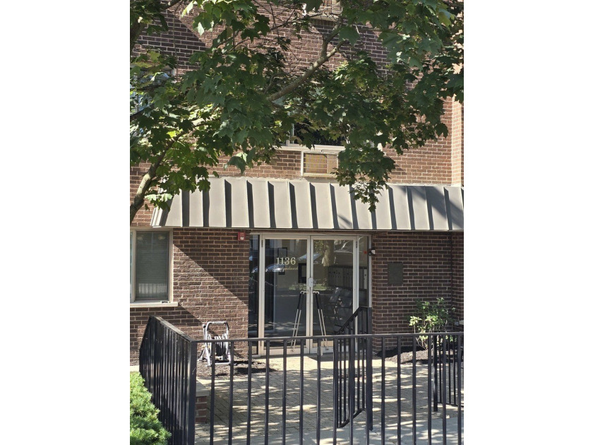 Bright and well-maintained 2-bed, 2-bath condo in the heart of - photo 2