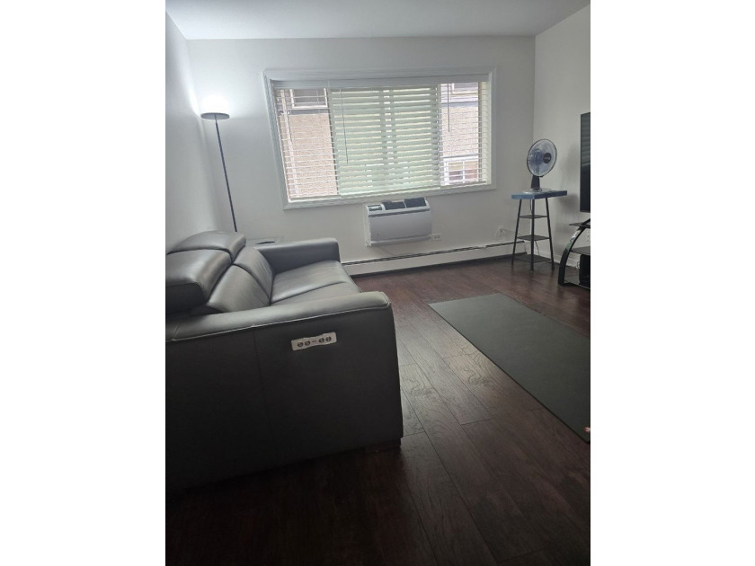 Bright and well-maintained 2-bed, 2-bath condo in the heart of - photo 4