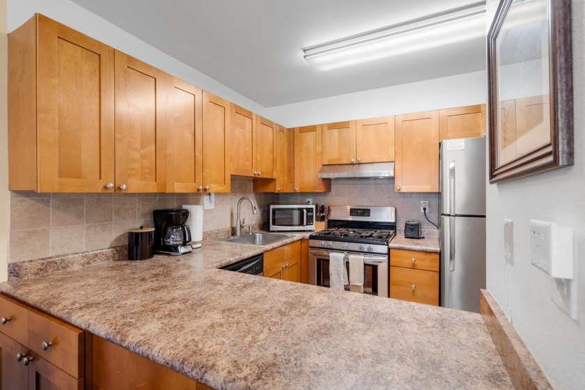 Welcome to HOTEL ZONED Kihei Akahi D107! Luxury vinyl plank - photo 9