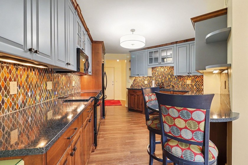 Rarely available THREE BEDROOM corner condo on the SKYWAY with a - photo 12