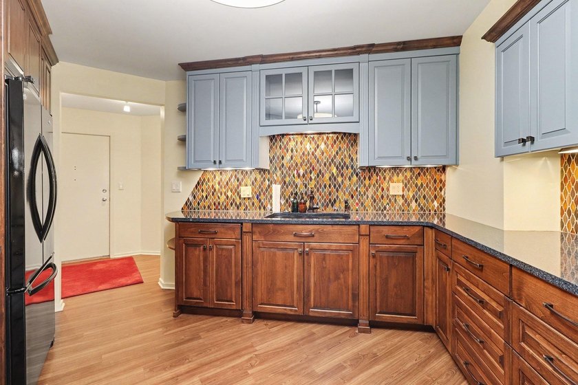 Rarely available THREE BEDROOM corner condo on the SKYWAY with a - photo 16