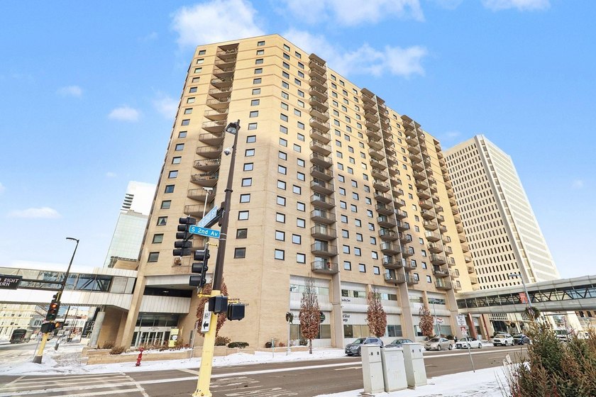 Rarely available THREE BEDROOM corner condo on the SKYWAY with a - photo 18
