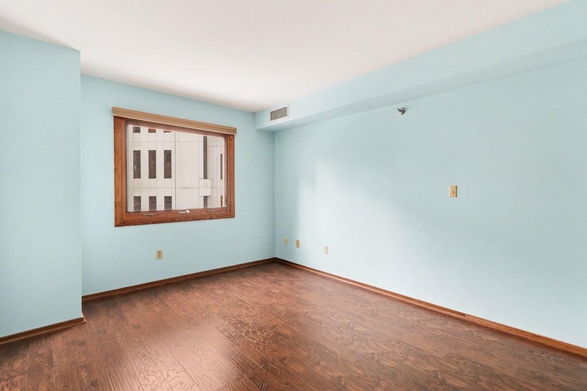 Rarely available THREE BEDROOM corner condo on the SKYWAY with a - photo 27