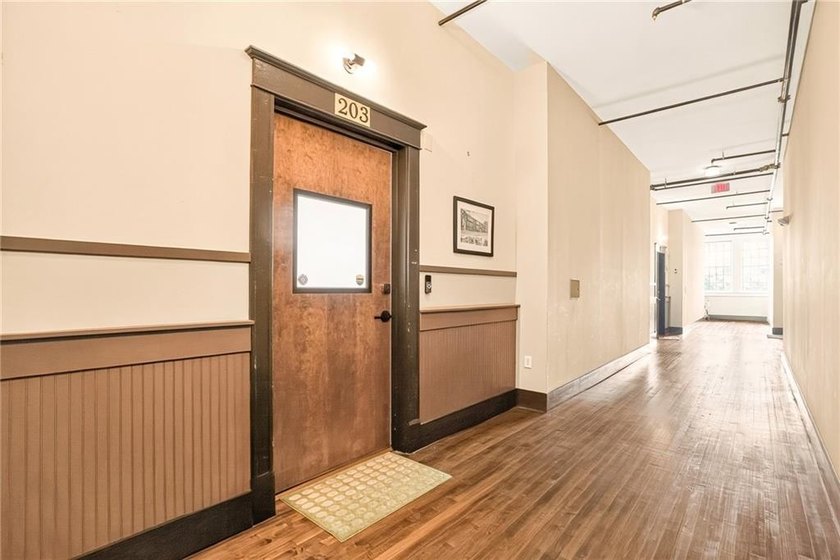 School House Rock! | Historic Top-Floor Loft in the Heart of - photo 2