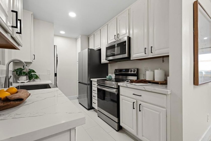 Experience active San Diego living in this beautifully renovated - photo 6