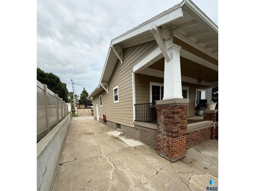 Charming residential property within a commercial lot, ideal for - photo 2