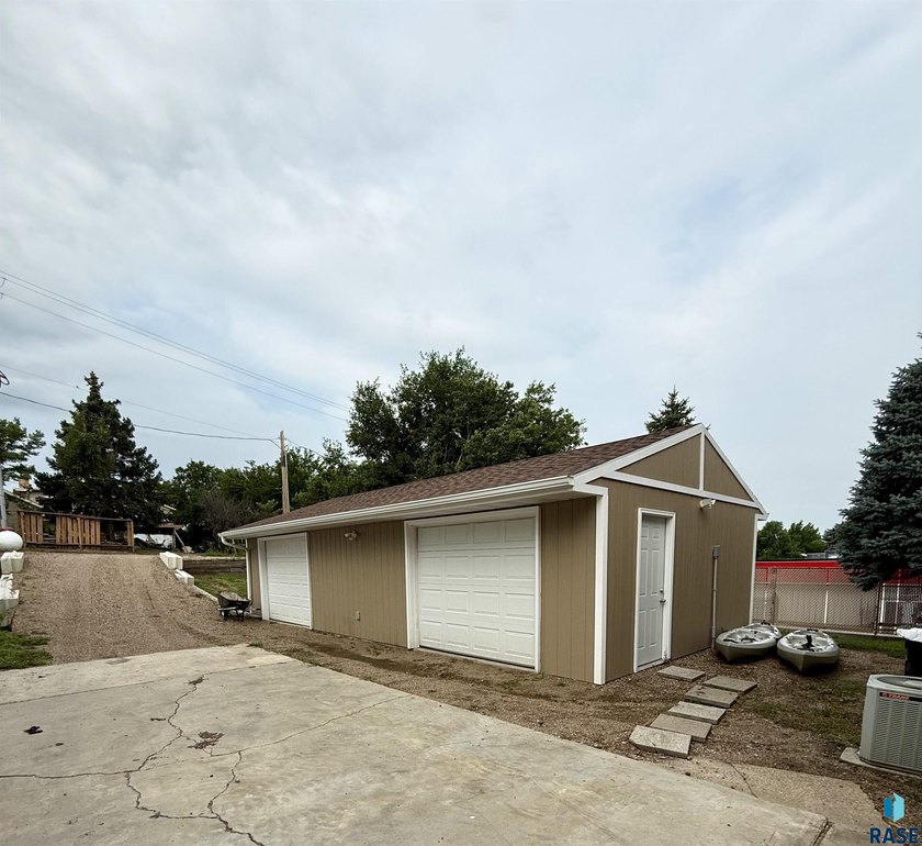 Charming residential property within a commercial lot, ideal for - photo 3