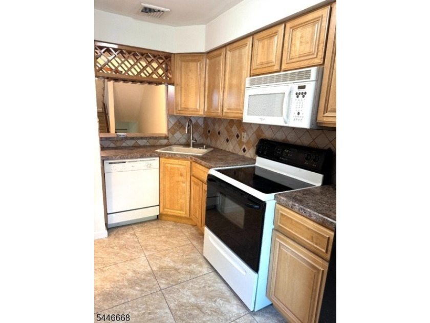 Welcome to desirable Overlook Village! This multilevel - photo 27