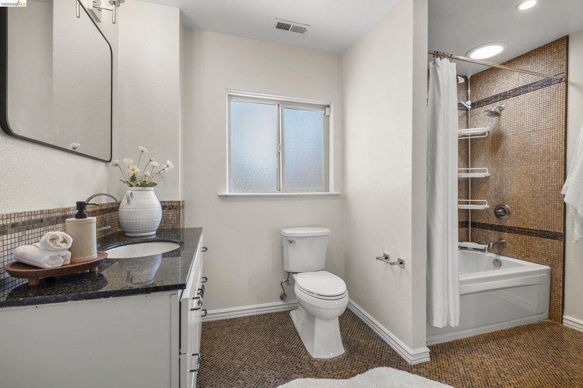Beautifully updated while honoring its Edwardian roots, 3306 - photo 31