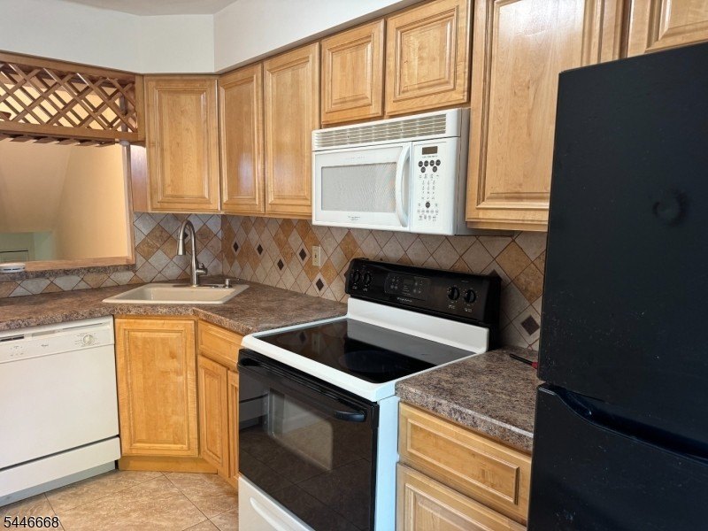Welcome to desirable Overlook Village! This multilevel - photo 31