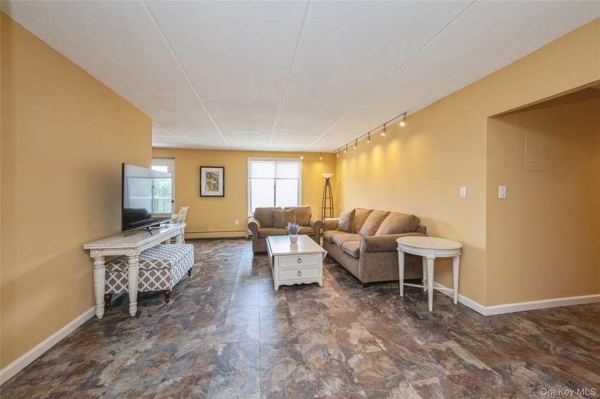 Beautifully maintained and move in ready. 2 bedroom, 2 full bath - photo 2