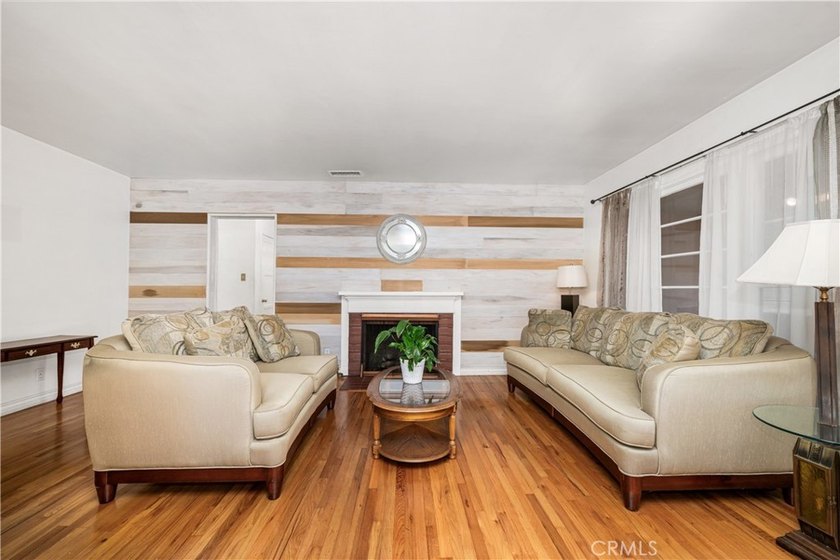 Wonderful mid-century Plaza property situated on a very generous - photo 11