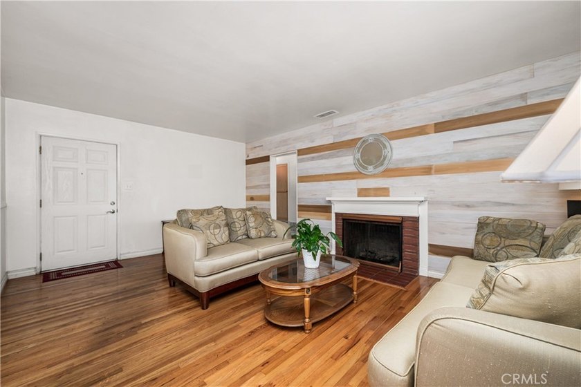 Wonderful mid-century Plaza property situated on a very generous - photo 12