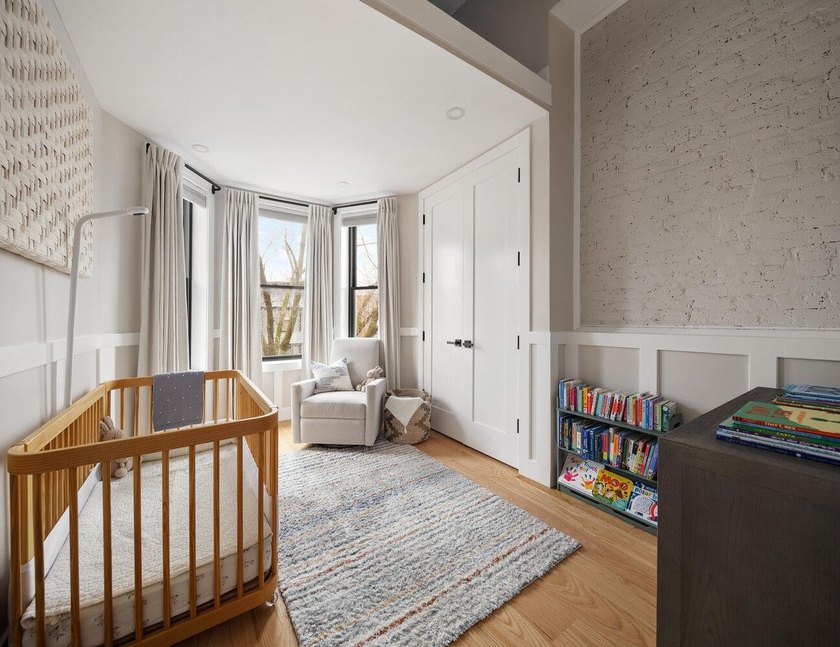 Welcome to this contemporary 19 x 50 ft Two-family townhouse - photo 14
