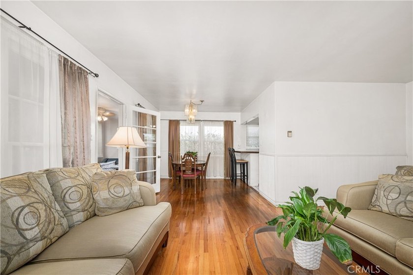 Wonderful mid-century Plaza property situated on a very generous - photo 14
