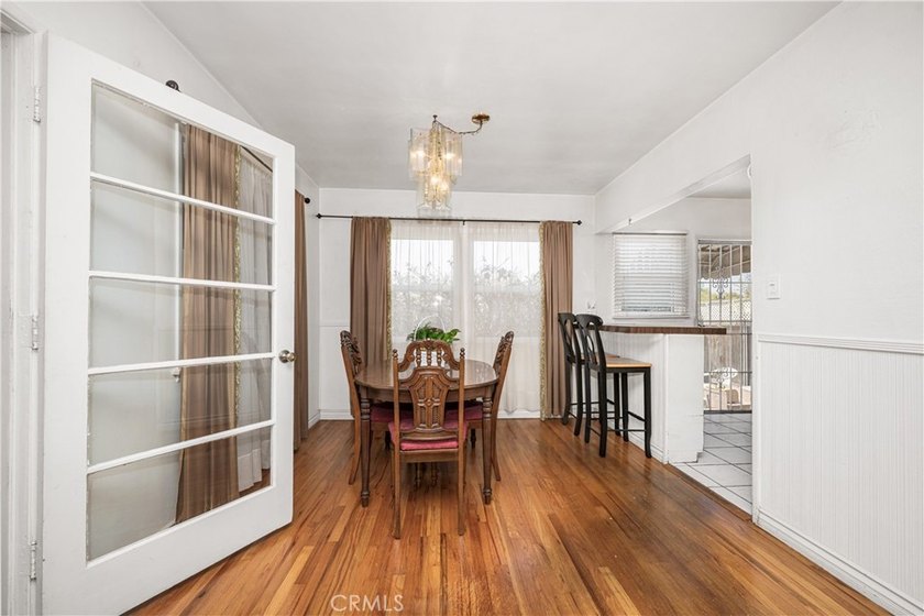 Wonderful mid-century Plaza property situated on a very generous - photo 16