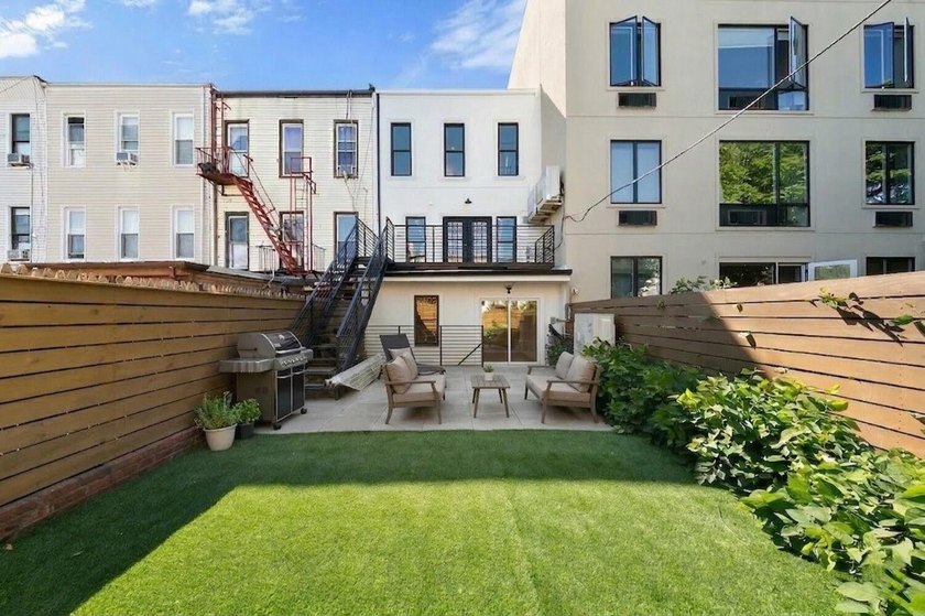 Welcome to this contemporary 19 x 50 ft Two-family townhouse - photo 21