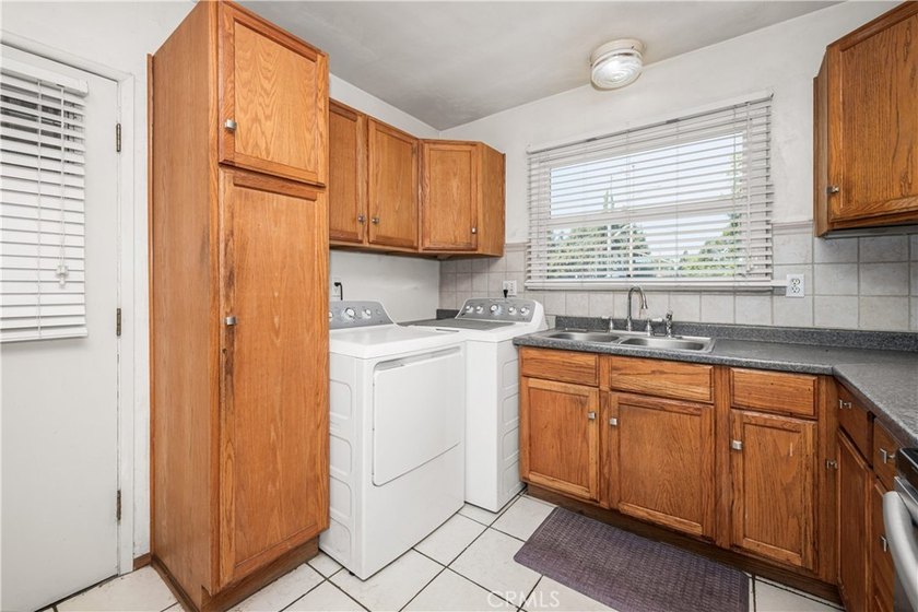 Wonderful mid-century Plaza property situated on a very generous - photo 24