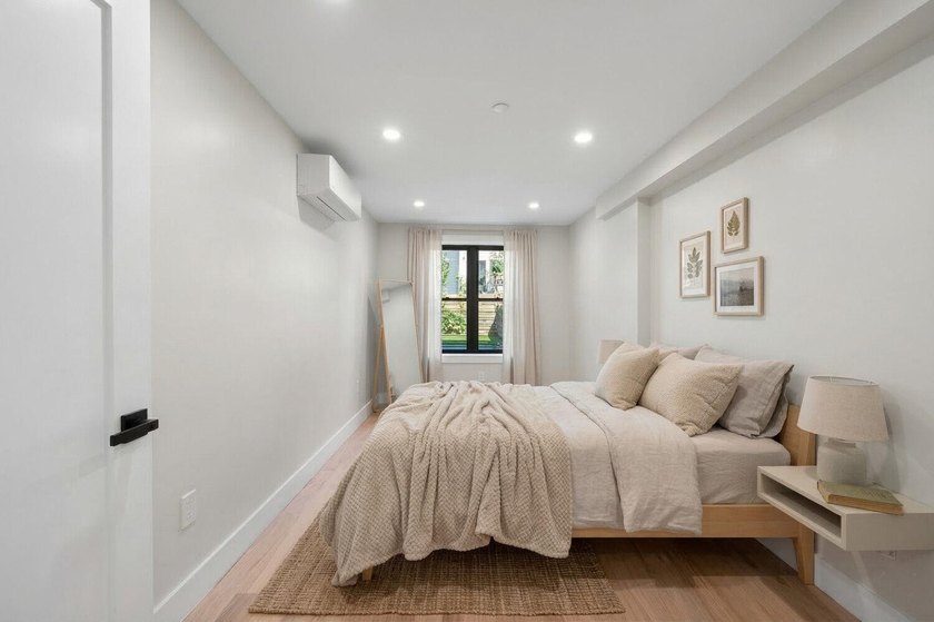 Welcome to this contemporary 19 x 50 ft Two-family townhouse - photo 27