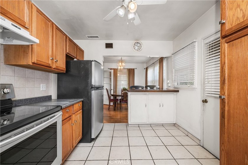 Wonderful mid-century Plaza property situated on a very generous - photo 27
