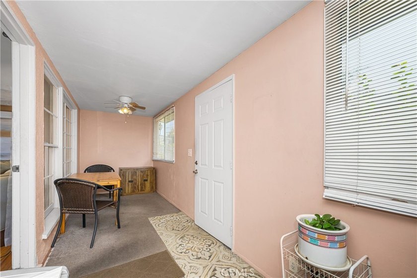 Wonderful mid-century Plaza property situated on a very generous - photo 28
