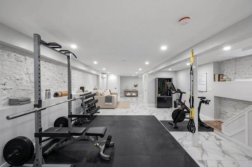 Welcome to this contemporary 19 x 50 ft Two-family townhouse - photo 29
