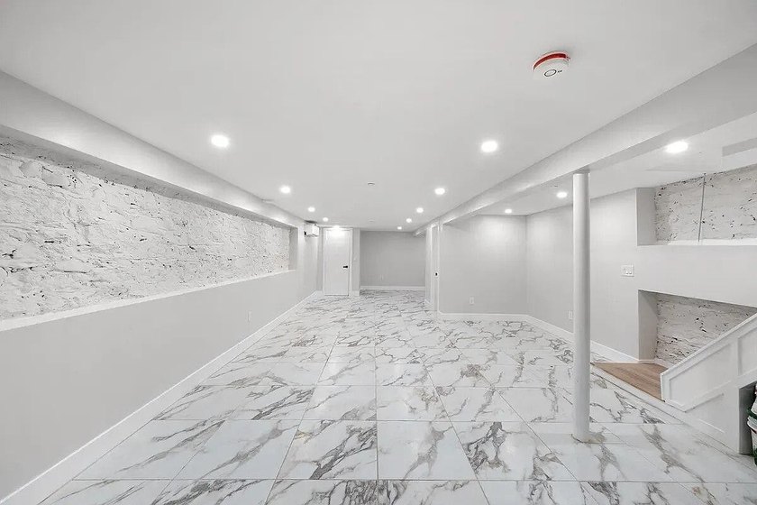 Welcome to this contemporary 19 x 50 ft Two-family townhouse - photo 30