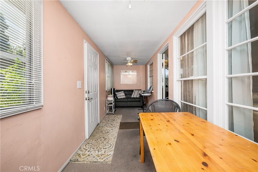 Wonderful mid-century Plaza property situated on a very generous - photo 31