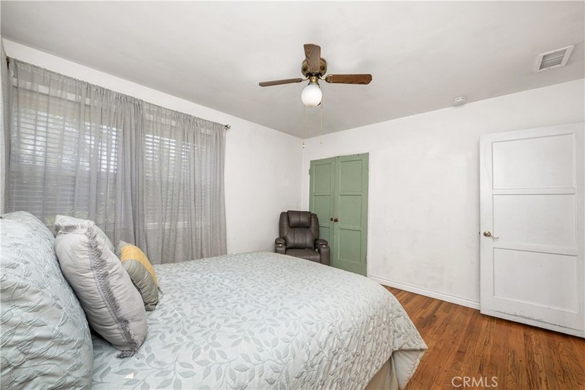 Wonderful mid-century Plaza property situated on a very generous - photo 33