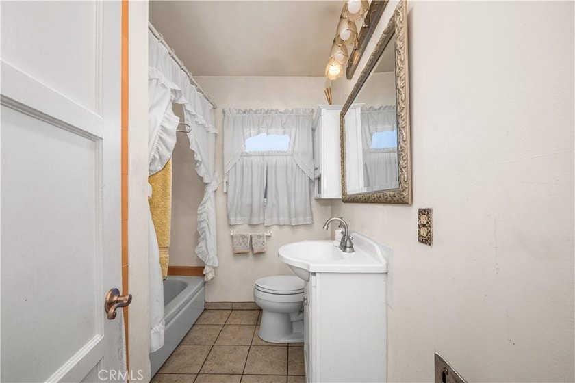 Wonderful mid-century Plaza property situated on a very generous - photo 35