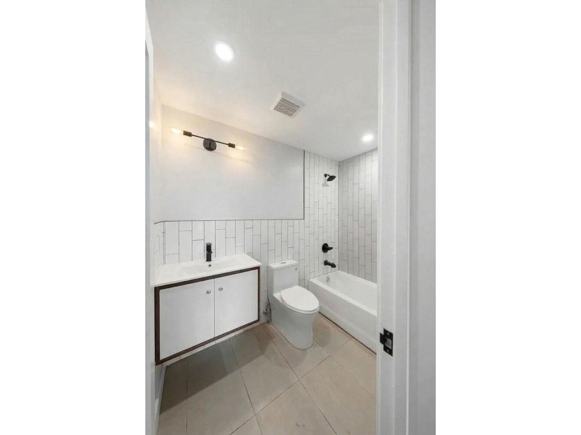 Welcome to this contemporary 19 x 50 ft Two-family townhouse - photo 37