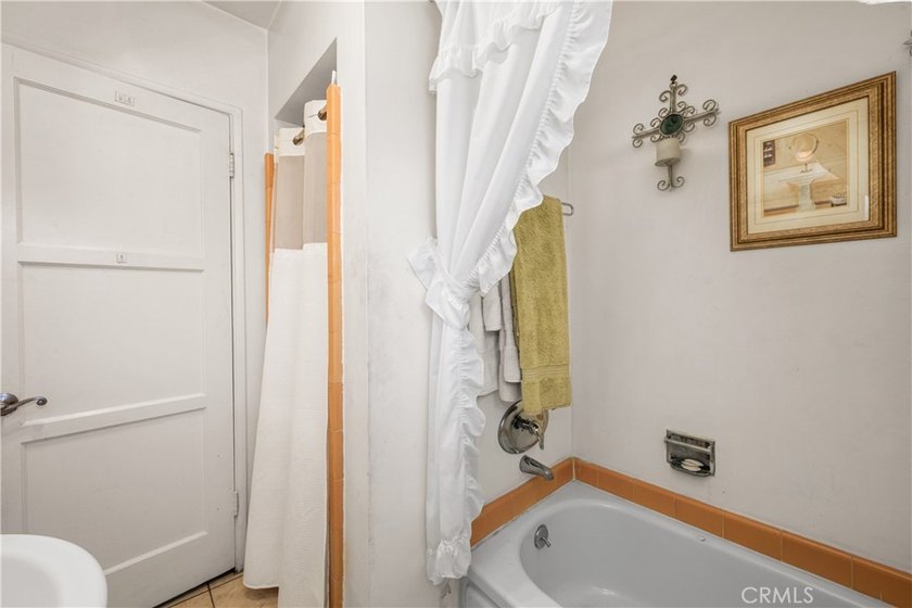 Wonderful mid-century Plaza property situated on a very generous - photo 37