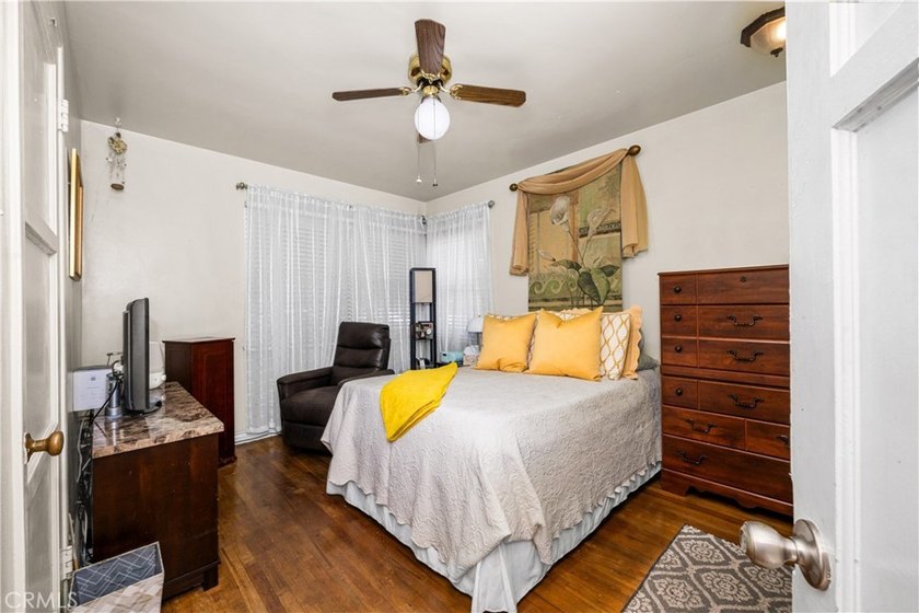 Wonderful mid-century Plaza property situated on a very generous - photo 39