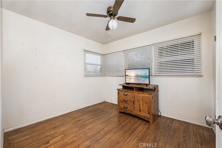 Wonderful mid-century Plaza property situated on a very generous - photo 42