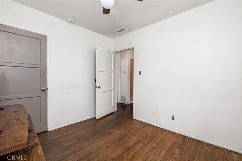 Wonderful mid-century Plaza property situated on a very generous - photo 44