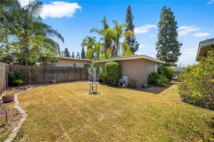 Wonderful mid-century Plaza property situated on a very generous - photo 47