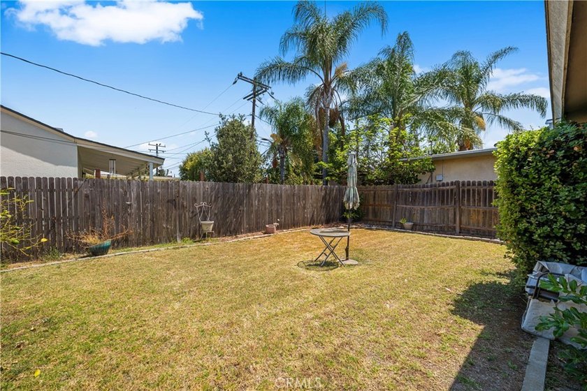Wonderful mid-century Plaza property situated on a very generous - photo 48