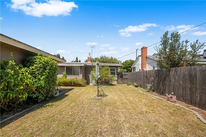Wonderful mid-century Plaza property situated on a very generous - photo 50