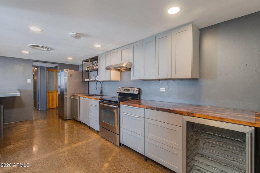 Elevated 16th-floor condo in Executive Towers offering stunning - photo 3